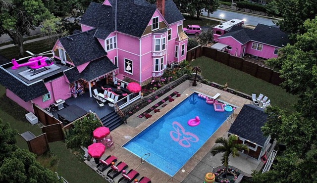 PinkCastle Babe’cation w/hottub & heated pool
