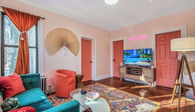 PinkN'Peachy: East Rock 5 Mins from DT|Yale 5 beds