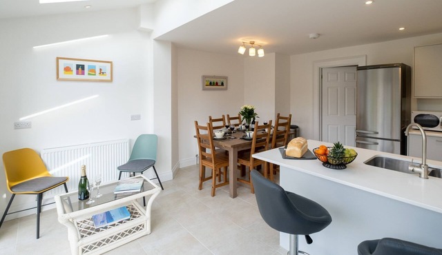 Pinky Cottage - sleeps 6 guests in 3 bedrooms