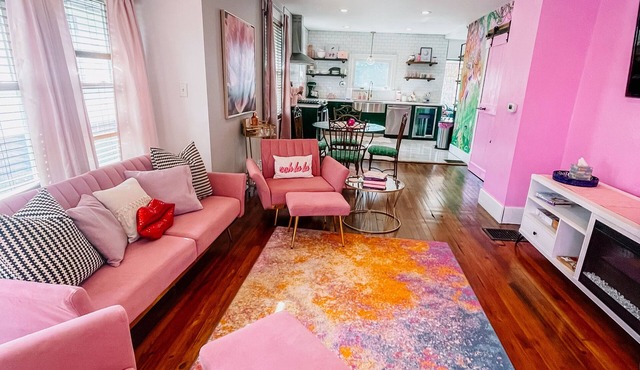 Pinky’s Cottage-central location,fullnKitchen, fun theme!