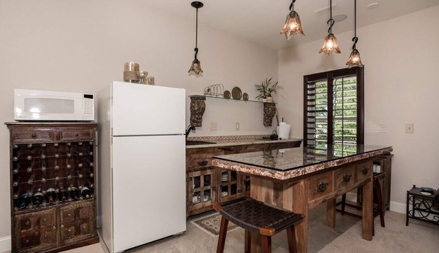 Pinnacle Luxury Apt awesome location & life style!