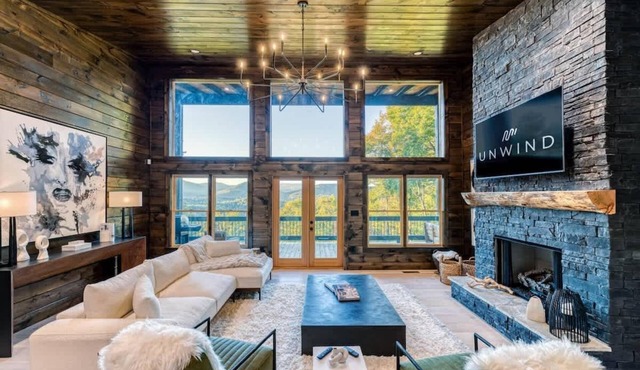 Pinnacle Place – Modern 4BR w/Hot Tub & Views