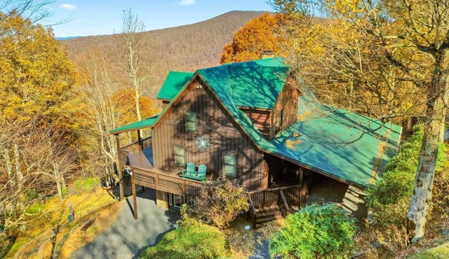 Pinnacle Tree: Spacious 4BR cabin perfect for families and pet-friendly getaways.