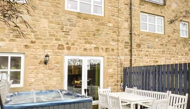 PINNACLE VIEW, pet friendly, with hot tub in Cowling