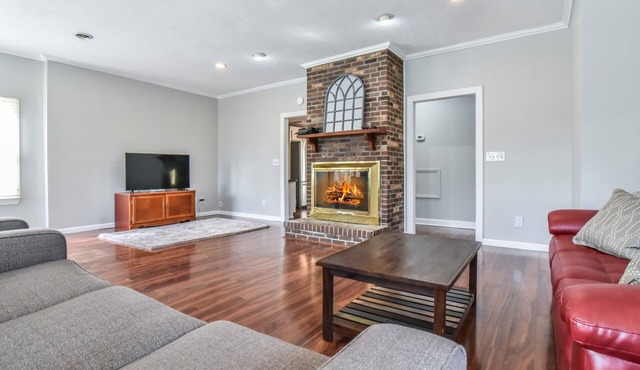 Pinners Compound- 4 BR hot tub fire pit