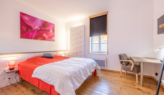 “Pinot Noir” Guest Room with Wi-Fi