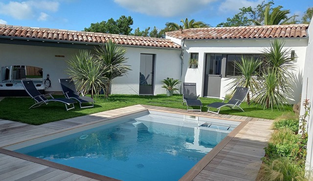Pins en Ré: luxury villa, typical Ile de Ré, garden, pool, spa 100m from beach.