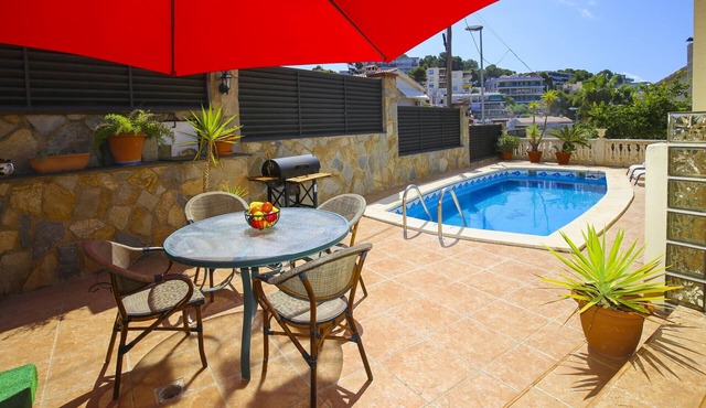 PINS - Terraced House with Private Pool