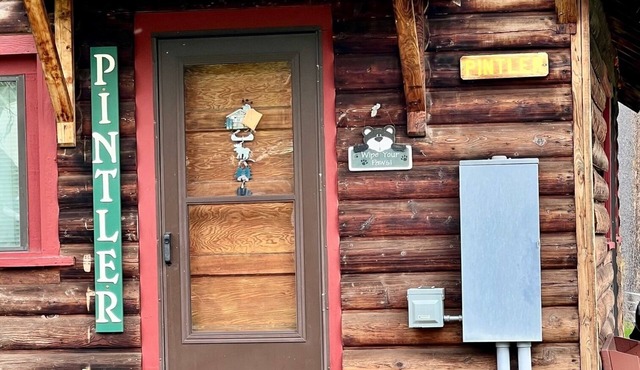 Pintler @ Seven Timbers-cozy cabin in beautiful setting with view of the lake