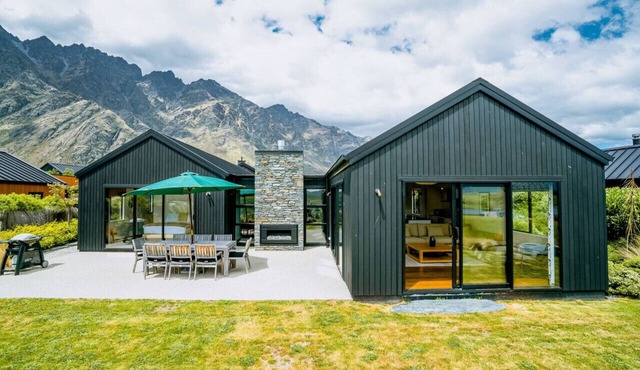 Pioneer at Jack’s Point | Amazing mountain views & close to golf course