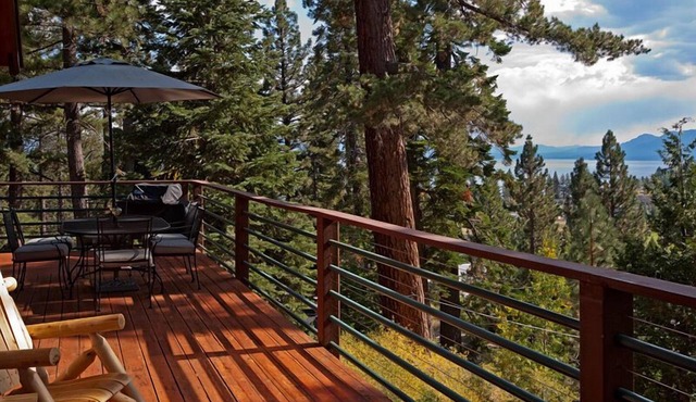 Pioneer Lake View- 4BR - Walk to Town - Hot Tub - Sleeps 10