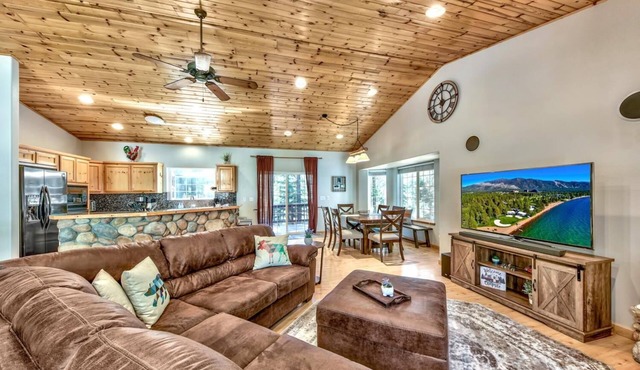 Pioneer Pines - HotTub, Pets, Foosball, 3 Fireplaces, Workspace