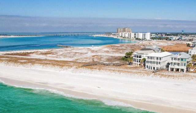 "Pipe Dream" Epic Destin Pointe Beachfront Home, Com Pool on Holiday Isle
