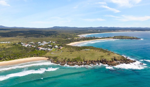 Pipe Dreams offers an idyllic retreat, nestled just steps from the stunning Ocean View Beach.