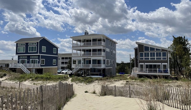 Piper's Paradise - Beachfront, Views, Sonos, Sauna, Tesla charger, Arcade