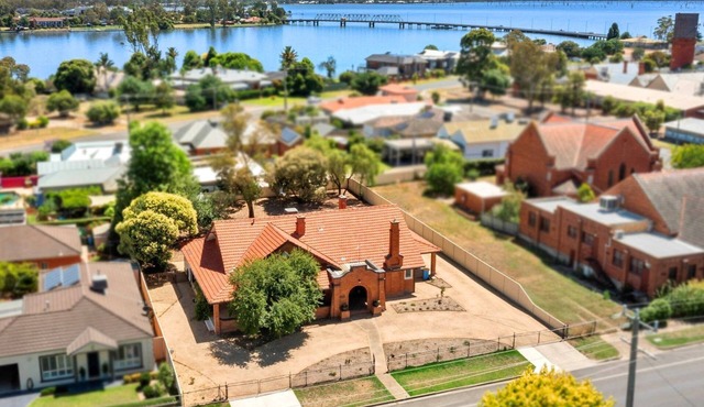 Pipers Rest located in the heart of yarrawonga. plenty of parking for boats and trailer.