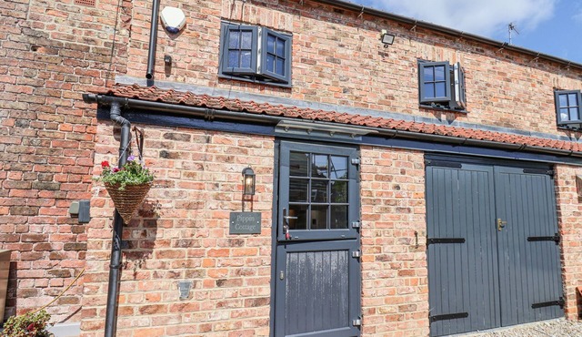 PIPPIN COTTAGE, romantic, character holiday cottage in Ripon