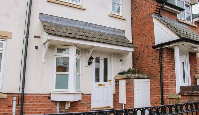 PIPPIN'S PLACE, pet friendly, with a garden in Shrewsbury