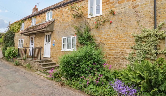 PIPPINS LODERS, pet friendly, with open fire in Bridport