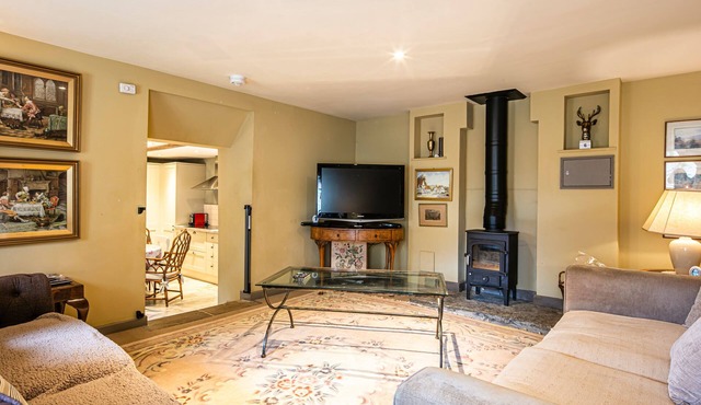 PIPPINWELL, pet friendly, character holiday cottage in Bakewell