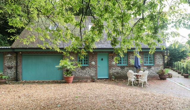 PIPS HIDEAWAY, pet friendly, with a garden in Milton Abbas