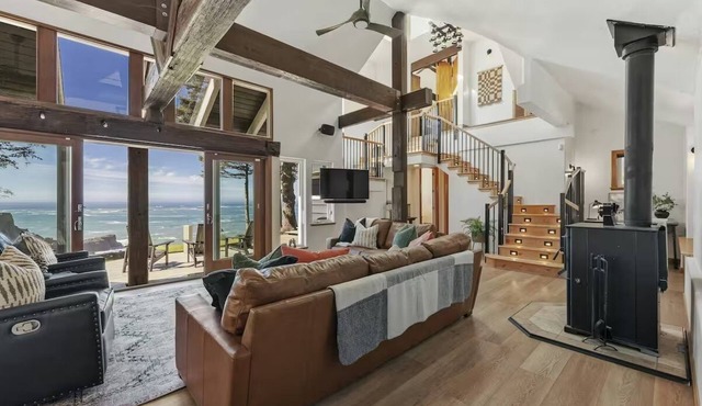 Pirate Cove - 2 BR Home Oceanfront with Ocean Access & Hot Tub