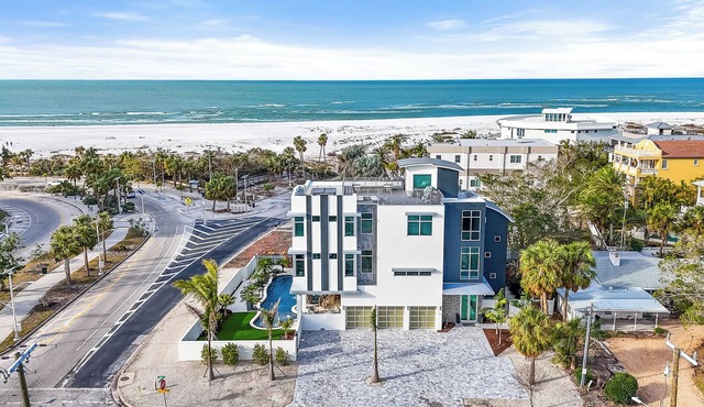 Pirate House: Gulf Front, Pool, #1 Location Lido Key, St. Armands One Block.