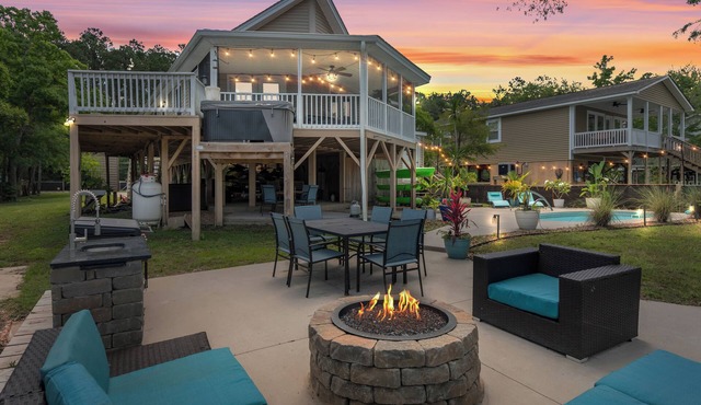 Pirate's Cove Bungalow ! Boat ramp Hot Tub Pool Firepit! Close to CCU! Secluded!