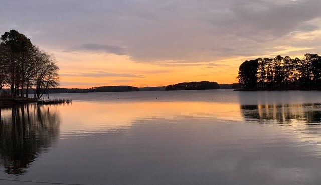 Pirate's Retreat -Beautifully renovated lake home with Dock minutes from Clemson