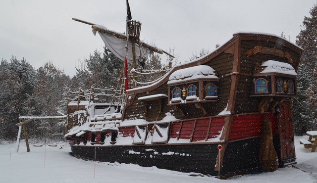 Pirate Ship Adventure cabin! Near Dells! Sleeps 6- Arrgh Maties!