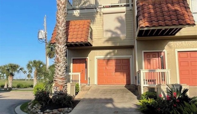 Pirates Cove Townhome 2 Bedrooms 2 Bathroom Adjacent to Galveston Country Club