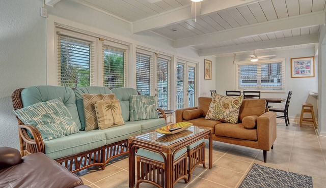 Pirates Nest - 2 Minute Stroll To The Beach! Sleeps 10!