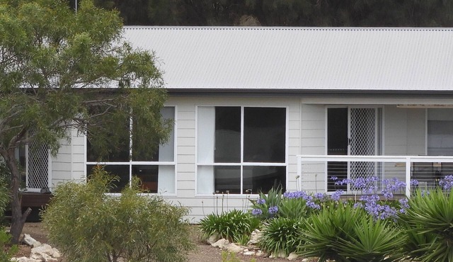 Pisces - Seaside serenity. 100 metres to a safe, secluded, family friendly beach