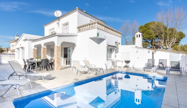 Piscina, mar y centro – Casa ideal para familias