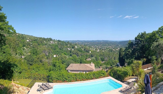 Piscine et Vue Panoramique à Spéracèdes