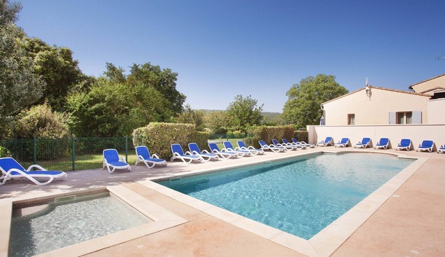 Piscine extérieure | A 4km du village