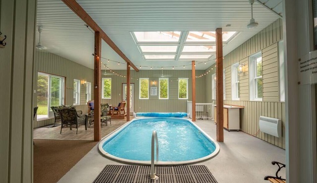 Piscine intérieure, ping pong, pet friendly.
