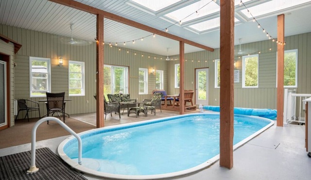 Piscine intérieure, ping pong, pet friendly.