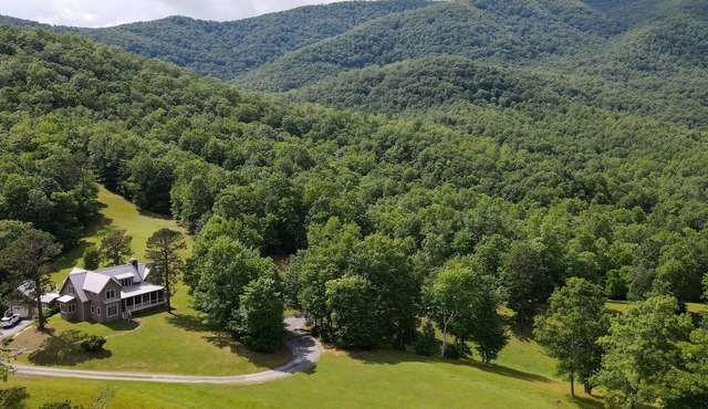 Pisgah Forest Retreat: True mountain luxury with mountain views & hot tub!