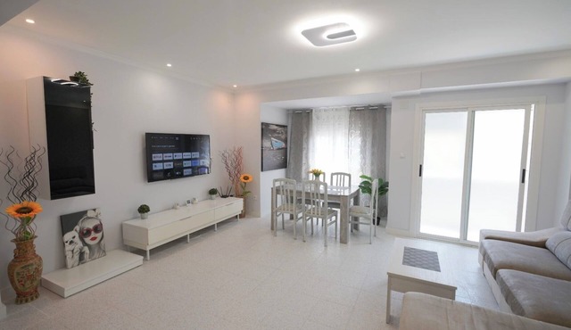 Piso Entero con Tres Habitaciones con Aire Acondicionado y Salón Comedor Amplio