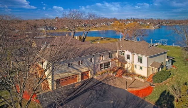 Pistakee Lake House Retreat on Chain O' Lakes