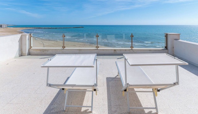 Pitagora, beachfront apartment with panoramic view in Donnalucata