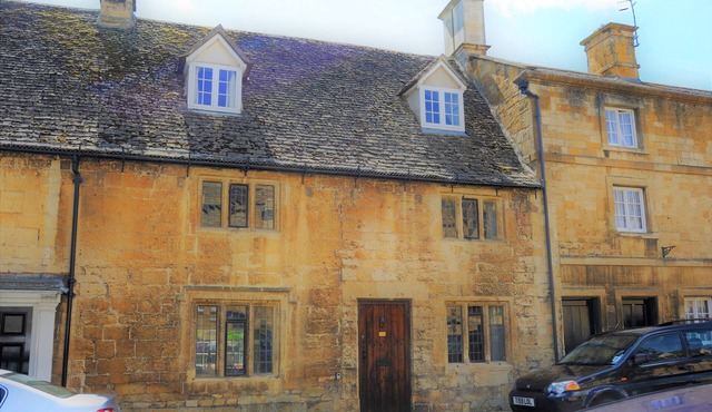 Pitchers is a Grade 11 Cotswold Stone House in the centre of Chipping Campden.