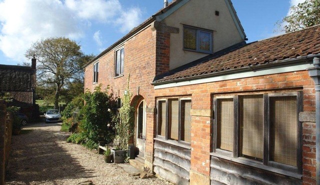 PITTARDS FARM COTTAGE, luxury holiday cottage in South Petherton