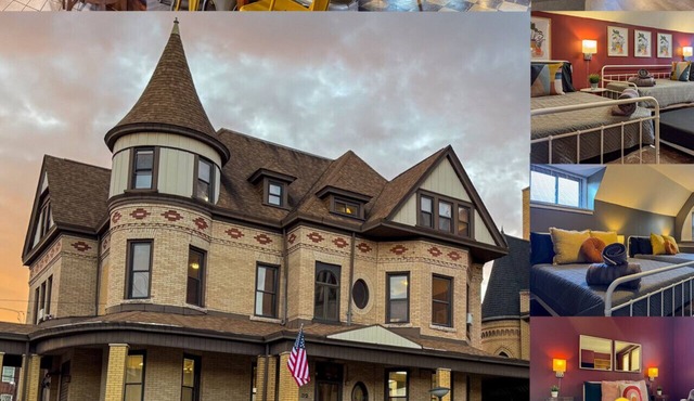 Pittsburg Mansion! 12 Bedrooms with 24 Beds plus WiFi