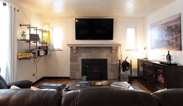 Pittsburgh Basecamp - Easy Access to the Draft - Sleeps 8 - Off-Street Parking