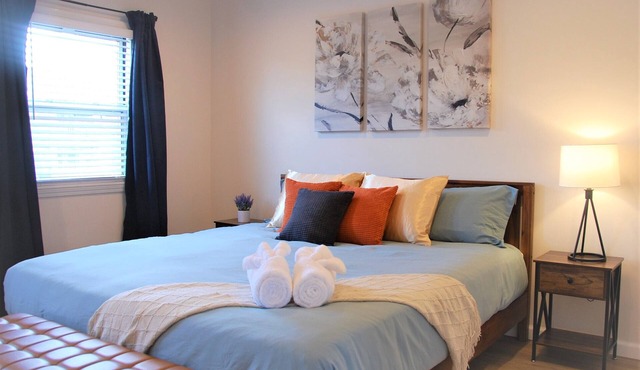 Pittsburgh Delight - Cozy 2B/1B Apt w/Private Parking, Second Floor Unit