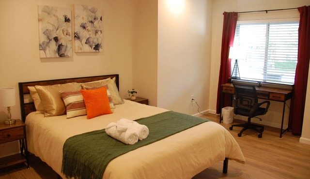 Pittsburgh Delight - Comfy 2B/1B Apt w/Private Parking, First Floor Unit
