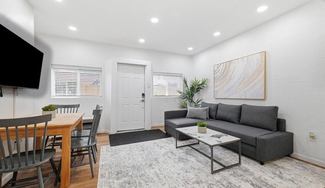 Pittsburgh/Millvale Modern & Cozy One Bedroom Apartment with Free Street Parking