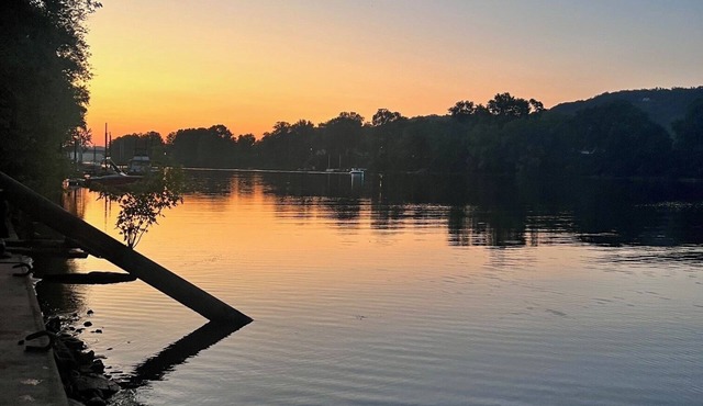 Pittsburgh River Front 1-bedroom apartment with AC, WiFi